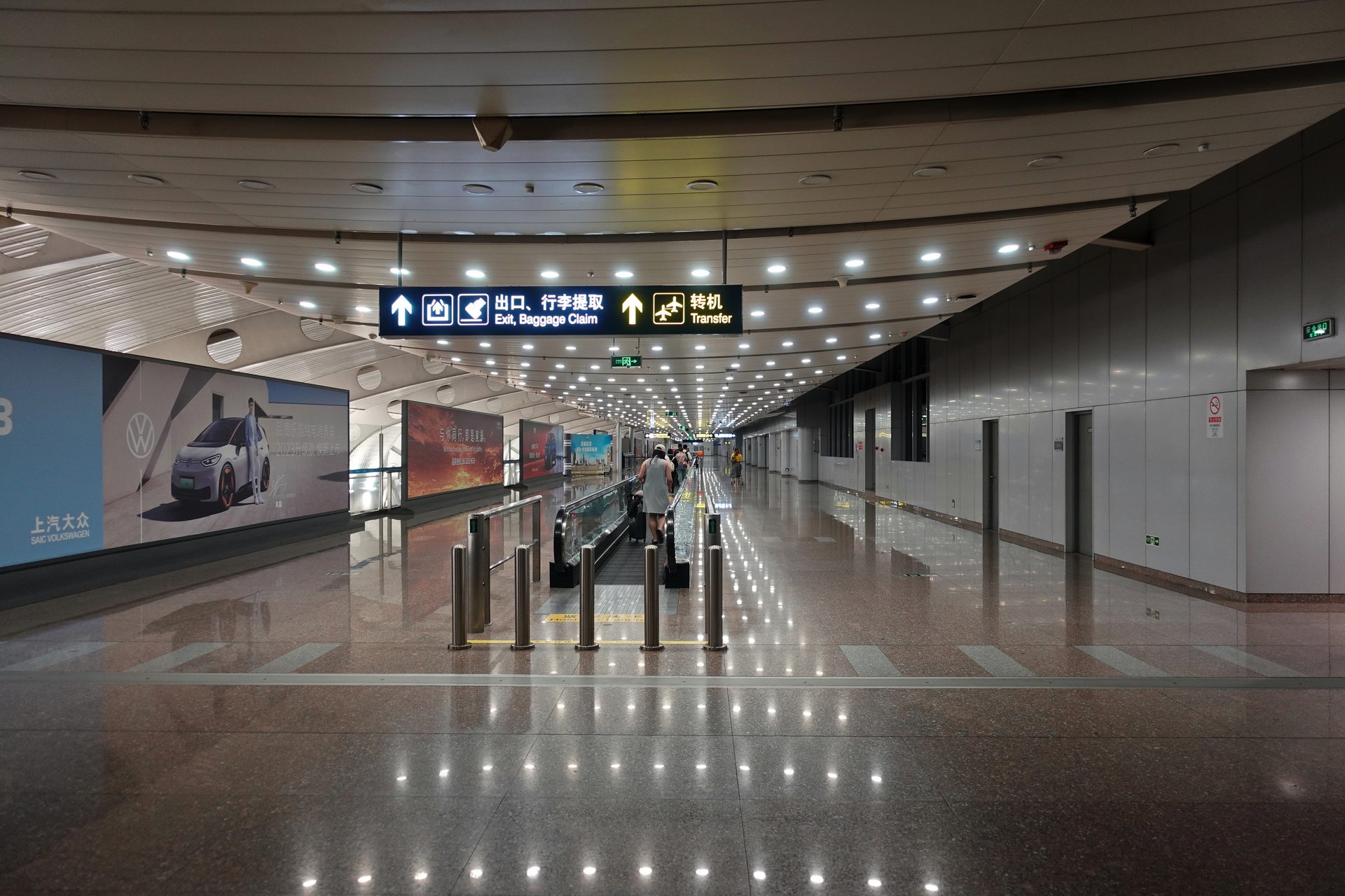 Terminal internacional concurrida en un día de viaje, donde empieza el trámite de llegada