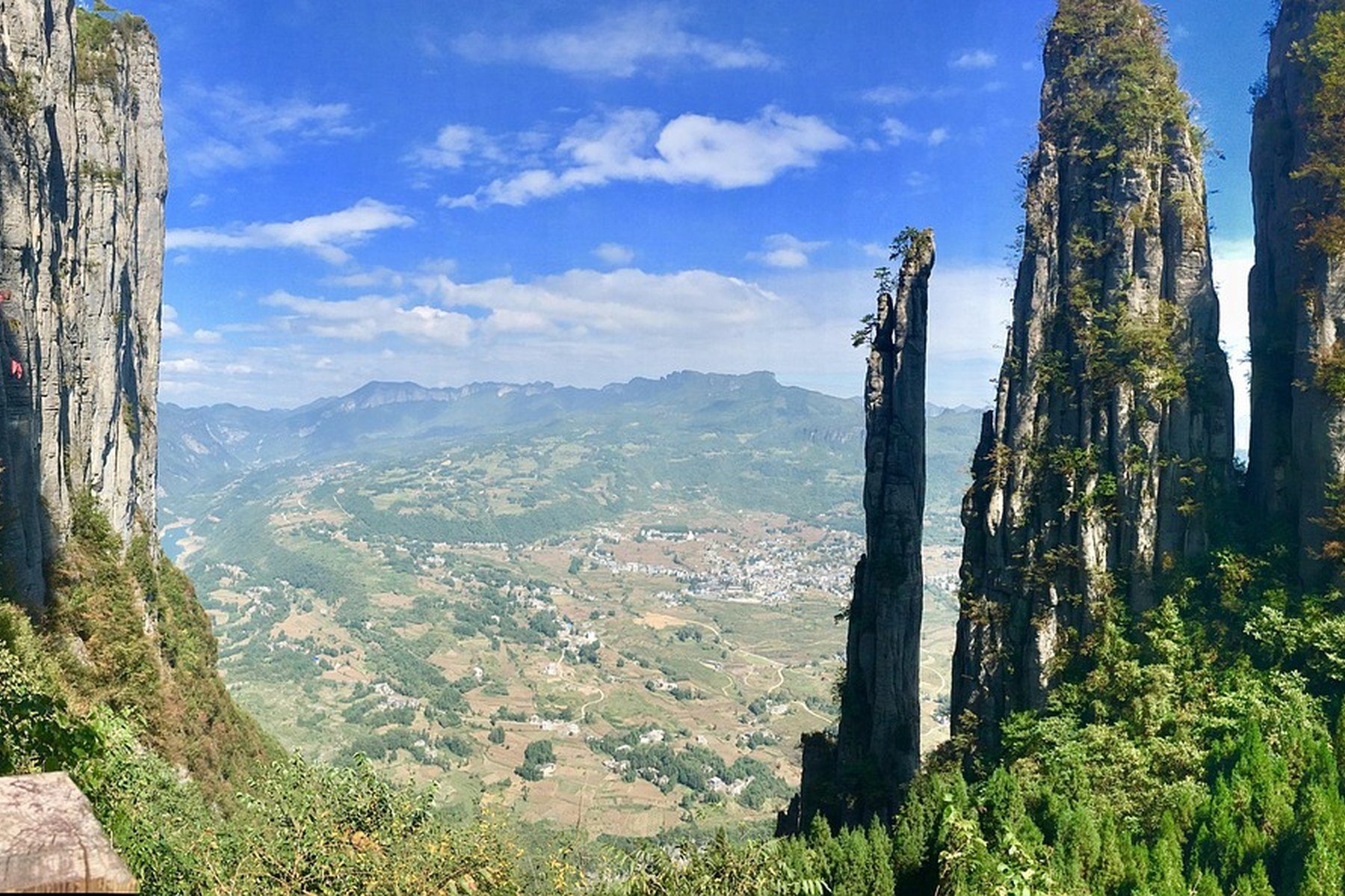 The limestone cliffs of the Enshi Grand Canyon in western Hubei, about 50 minutes' drive from Xuan'en county town