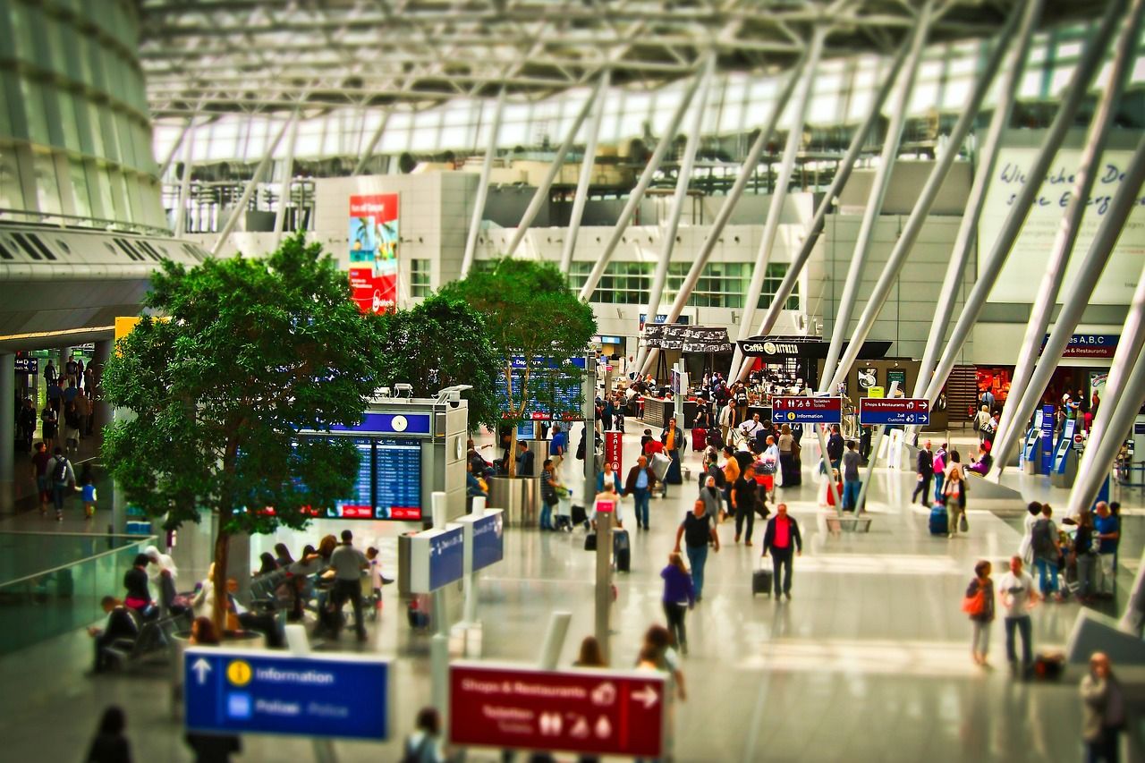 Una terminal internacional muy concurrida en un día de mucho tráfico