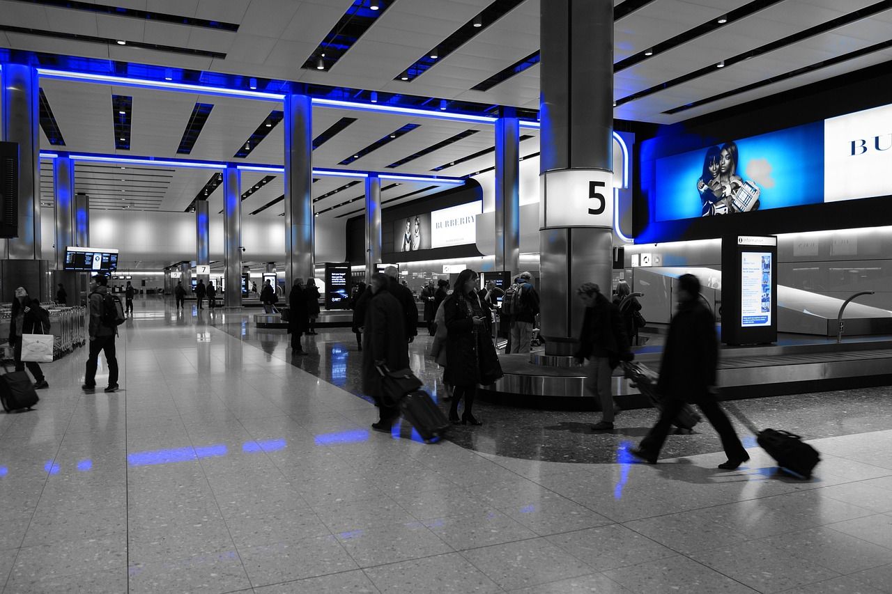 Sala de llegadas de un aeropuerto, donde se resuelven las tarjetas de llegada pendientes