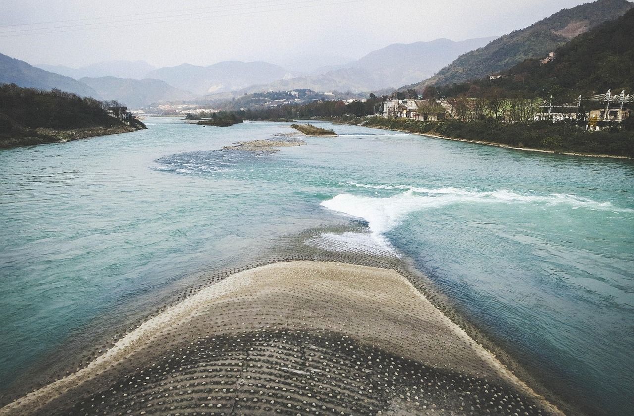Die Fischmaul-Schwelle in Dujiangyan, die spitze Steinnase, die den Min-Fluss in einen inneren Bewässerungskanal und einen äußeren Hochwasserkanal teilt