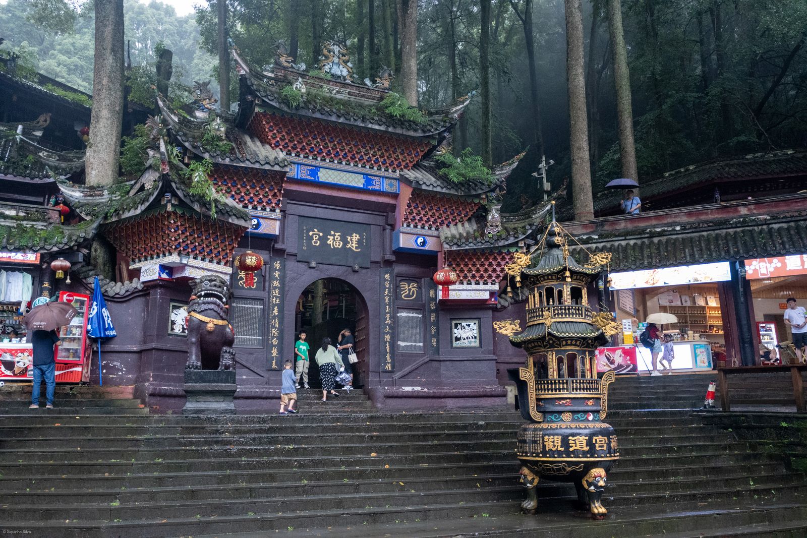 Das Eingangstor des Jianfu-Palasts am Fuß des Qingcheng-Bergs, wenige Minuten zu Fuß vom Ticketschalter des Vorderbergs