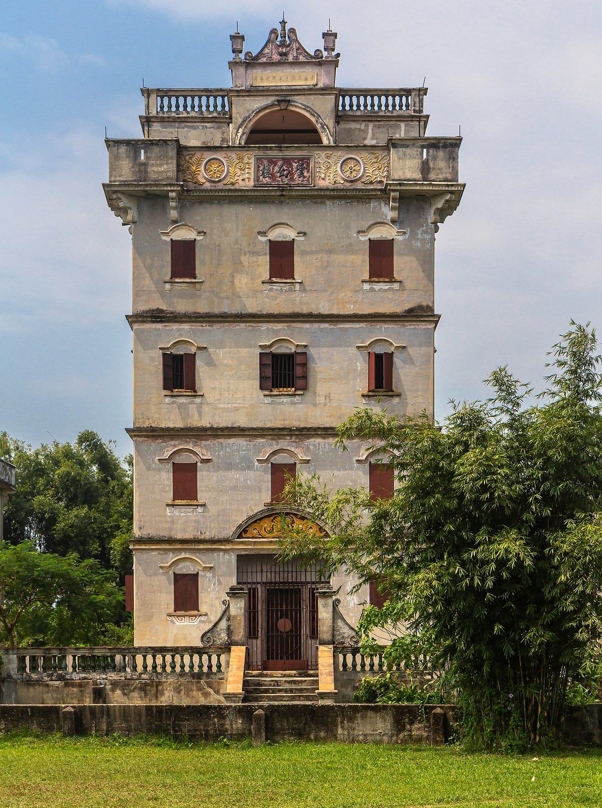 Yunhuan Lou, a residential diaolou in Zili village — Western balustrades and an arched entrance under a Chinese-style roof