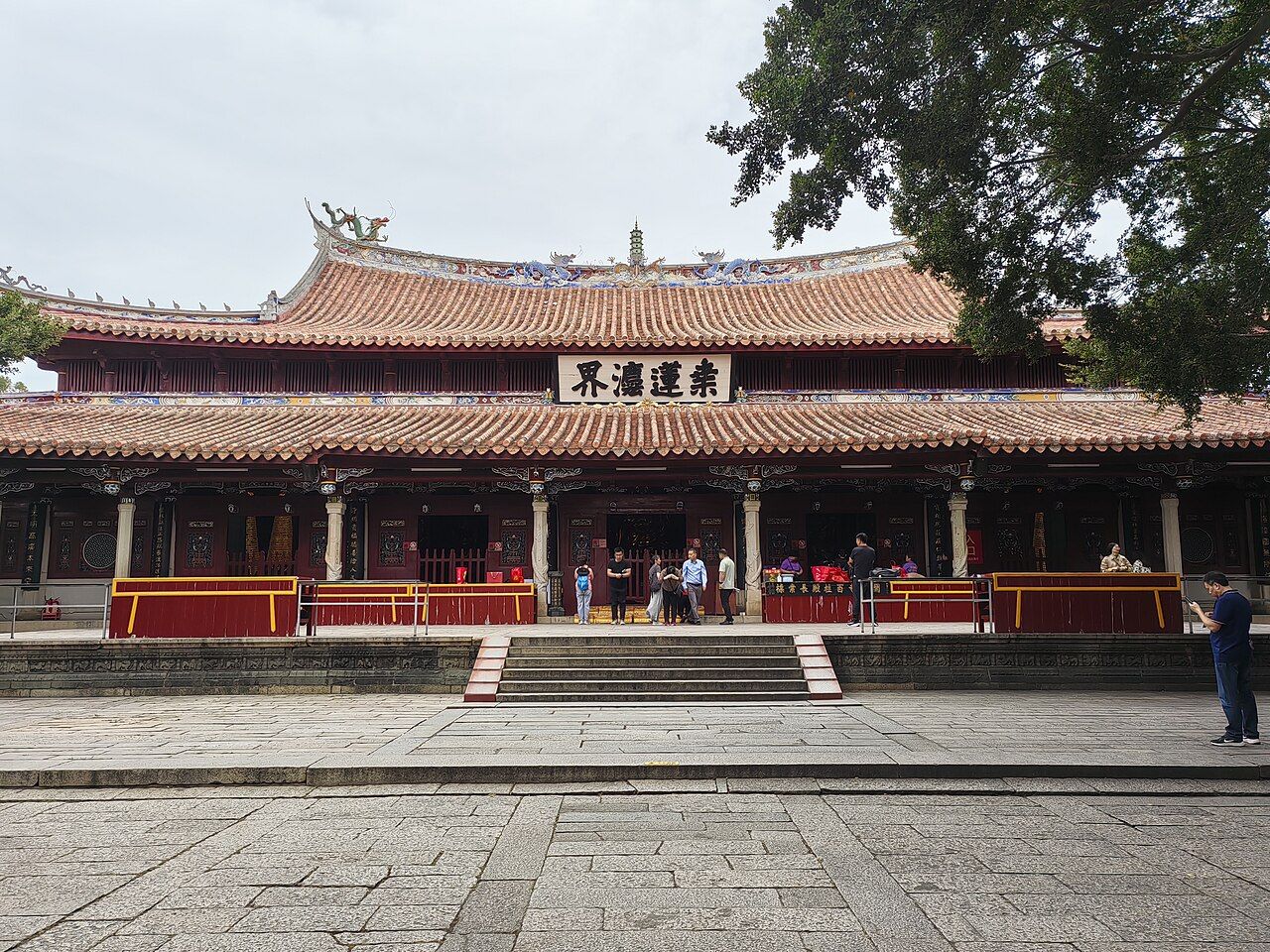 The Mahavira Hall at Kaiyuan Temple in Quanzhou, its plaque reading Sang Lian Fa Jie, with a row of stone columns along the front