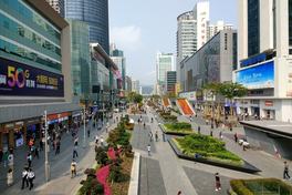 Huaqiangbei pedestrian street in Shenzhen seen from above: electronics malls and 5G billboards on both sides