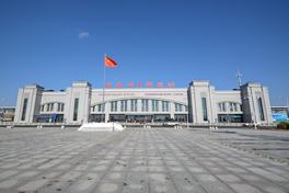 Facade of Hunchun Railway Station in Yanbian, Jilin, with signage in Chinese, Russian and Korean — Photo: Baycrest / CC BY-SA 2.5 via Wikimedia Commons