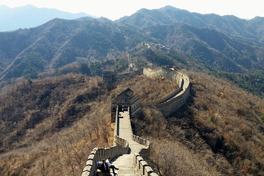 Mutianyu Great Wall snaking over forested mountain ridges with stone watchtowers, Beijing — Photo: Steven Kevil / CC BY-SA 4.0 via Wikimedia Commons