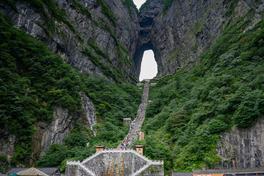 The Tianmen Cave natural arch in Zhangjiajie seen from the base of the 999-step stairway — Photo: xiquinhosilva / CC BY 2.0 via Wikimedia Commons