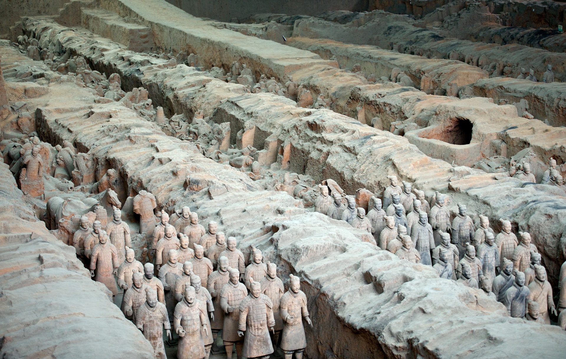 Rows of life-size terracotta warriors standing in corridors of Pit 1 inside the museum hall, Xian — Photo: kevinmcgill / CC BY-SA 2.0 via Wikimedia Commons